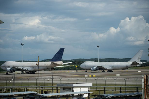 Hai trong số 3 chiếc Boeing bị bỏ lại ở KLIA hơn một năm qua. Ảnh: AFP 