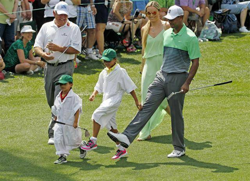 Tiger (phải) cùng hai con và người thân trong một lần đánh golf.