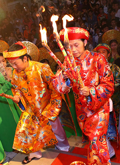 Danh hài Hoài Linh chủ trì buổi lễ cúng tổ của sân khấu Nụ Cười Mới vào ngày giổ Tổ sân khấu 2015 (ngày 24/9, tức ngày 12/8 âm lịch).
